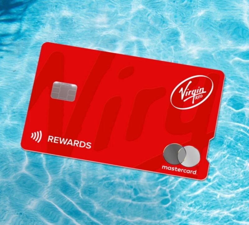 Tarjeta Virgin Red Rewards sobre el agua